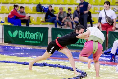 Rusya, Vladivostok, 06/30/2018. Sumo yarışma 2003-2004'te doğan kızlar arasında. Dövüş sanatları ve spor mücadele genç turnuva.