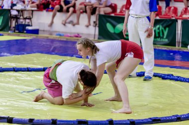 Rusya, Vladivostok, 06/30/2018. Sumo yarışma 2003-2004'te doğan kızlar arasında. Dövüş sanatları ve spor mücadele genç turnuva.
