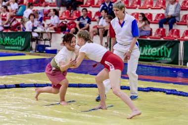 Rusya, Vladivostok, 06/30/2018. Sumo yarışma 2003-2004'te doğan kızlar arasında. Dövüş sanatları ve spor mücadele genç turnuva.
