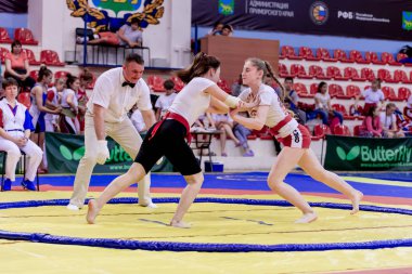 Rusya, Vladivostok, 06/30/2018. Sumo yarışma 2003-2004'te doğan kızlar arasında. Dövüş sanatları ve spor mücadele genç turnuva.