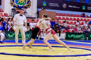 Rusya, Vladivostok, 06/30/2018. Sumo yarışma 2003-2004'te doğan kızlar arasında. Dövüş sanatları ve spor mücadele genç turnuva.