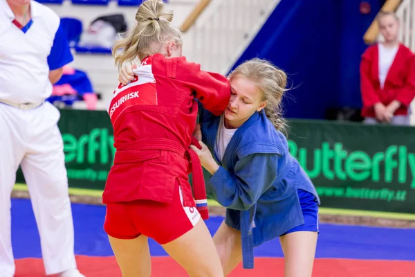 Rusya, Vladivostok, 06/30/2018. 2003-2004'te doğan kızlar arasında rekabet güreş. Dövüş sanatları ve spor mücadele genç turnuva.