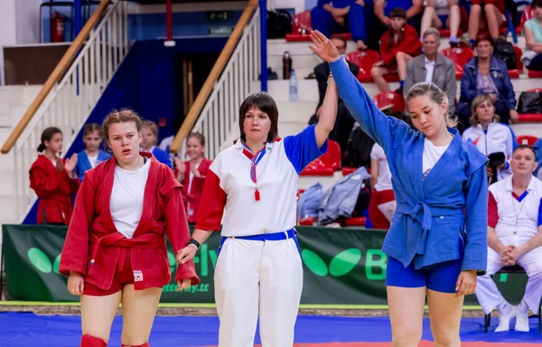 Rusya, Vladivostok, 06/30/2018. 2003-2004'te doğan kızlar arasında rekabet güreş. Hakem maçı kazanan yüksek sesle bildirmek. Dövüş sanatları ve spor mücadele genç turnuva.