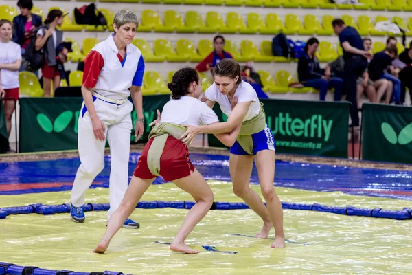 Rusya, Vladivostok, 06/30/2018. Sumo yarışma 2003-2004'te doğan kızlar arasında. Dövüş sanatları ve spor mücadele genç turnuva.
