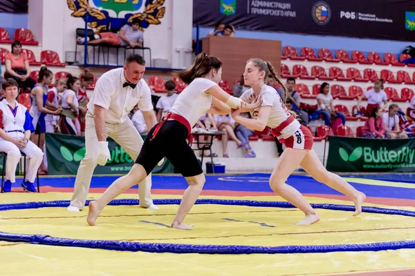 Rusya, Vladivostok, 06/30/2018. Sumo yarışma 2003-2004'te doğan kızlar arasında. Dövüş sanatları ve spor mücadele genç turnuva.