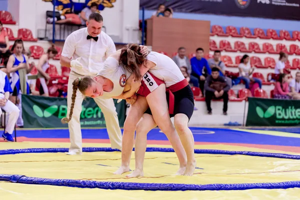 Rusya, Vladivostok, 06/30/2018. Sumo yarışma 2003-2004'te doğan kızlar arasında. Dövüş sanatları ve spor mücadele genç turnuva.