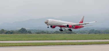 Rusya, Vladivostok, 08/10/2018. Modern yolcu uçağı Boeing 777-300 Rossiya havayolları bulutlu günde iniyor. Pilot kabini leopar suratlı boyanmıştır. Havacılık ve ulaşım.