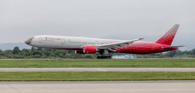 Rusya, Vladivostok, 08/10/2018. Modern yolcu uçağı Boeing 777-300 Rossiya havayolları bulutlu günde iniyor. Pilot kabini leopar suratlı boyanmıştır. Havacılık ve ulaşım.