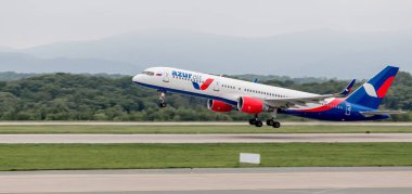 Rusya, Vladivostok, 08/10/2018. Modern yolcu uçağı Boeing 757 Azura hava bulutlu günde çıkarıyor. Havacılık ve ulaşım.