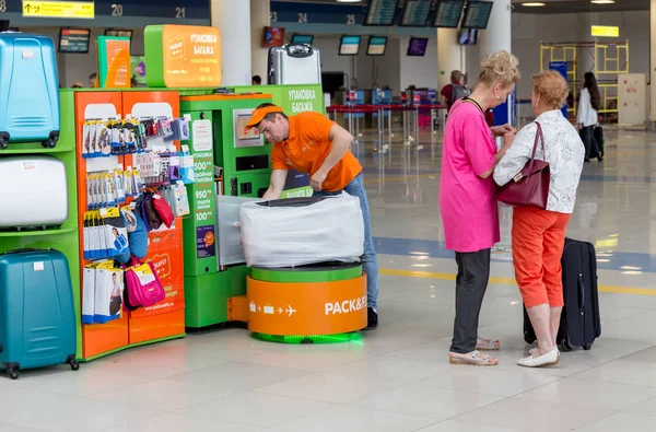 Rusland Vladivostok 2018 Dienstknecht Packs Bagage Van Passagiers Voordat Een — Stockfoto