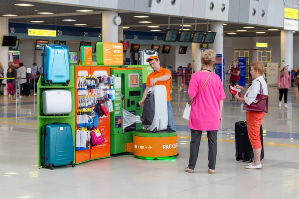 Rusland Vladivostok 2018 Dienstknecht Packs Bagage Van Passagiers Voordat Een — Stockfoto