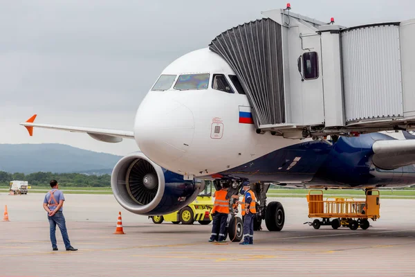 Росія Владивосток 2018 Пасажирський Літак Airbus A319 Аврора Авіакомпаній Готується — стокове фото