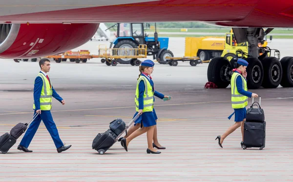 Rusia Vladivostok 2018 Tripulación Avión Uniforme Azul Oscuro Subiendo Bordo — Foto de Stock