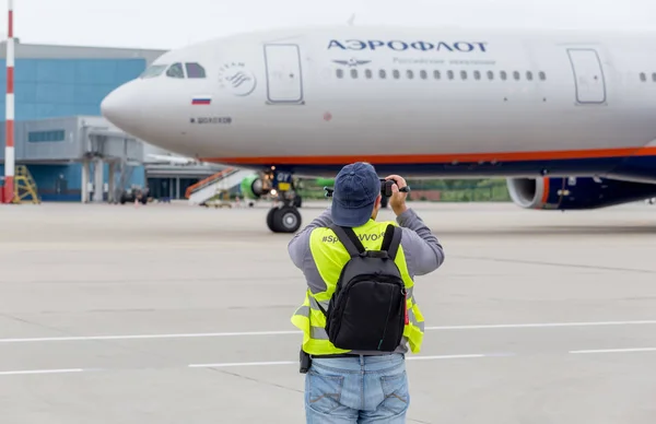 Rusia Vladivostok 2018 Fotógrafo Hace Una Foto Airbus A330 Aeroflot — Foto de Stock