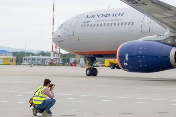Russia Vladivostok 2018 Photographer Makes Photo Airbus A330 Aeroflot Airlines — Stock Photo, Image