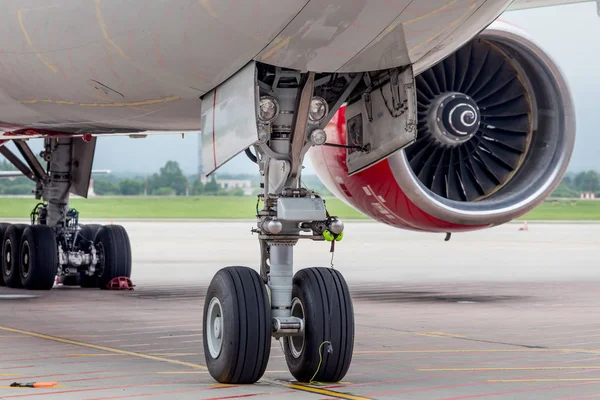 Turbínový Motor Podvozek Moderní Osobní Letadlo Přistávací Dráhu Servisu Údržby — Stock fotografie
