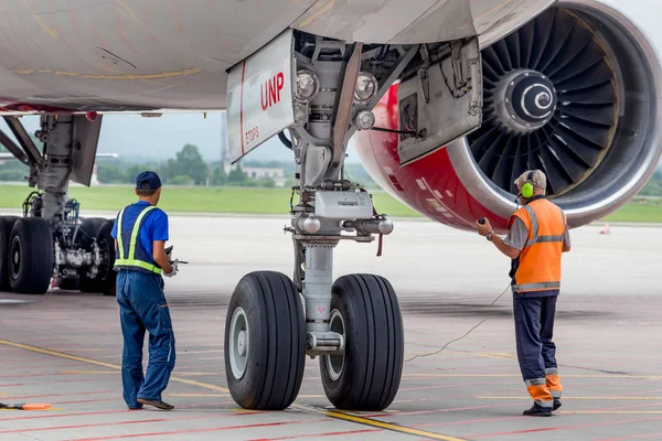 Rusya, Vladivostok, 08/10/2018. Rossiya Airlines Boeing 777-300 yolcu uçağı az önce indi. Mühendisler uçak sistemleri kontrol edin. Servis ve bakım uçak. Havacılık ve ulaşım