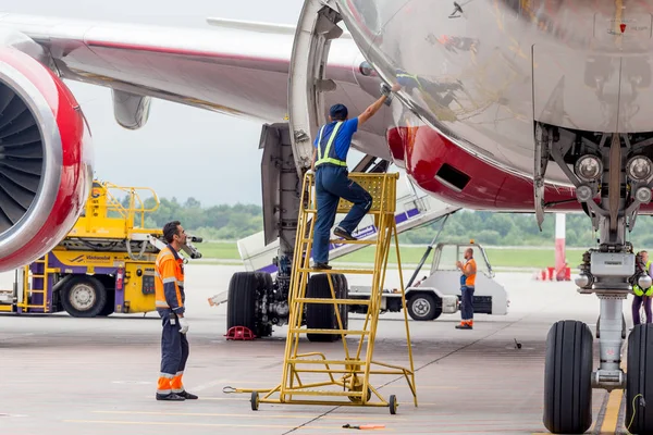 Rusya, Vladivostok, 08/10/2018. Rossiya Airlines Boeing 777-300 yolcu uçağı az önce indi. Mühendisler uçak sistemleri kontrol edin. Servis ve bakım uçak. Havacılık ve ulaşım