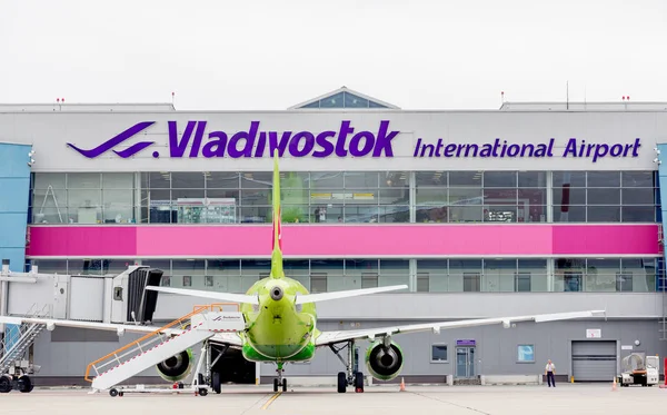 Rusya, Vladivostok, 08/10/2018. Yolcu uçakları Airbus A320 S7 Airlines hava bulutlu günde üzerinde. Havalimanı arka plan üzerinde terminal. Havacılık ve ulaşım.