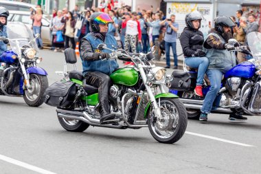 Rusya, Vladivostok, 10/06/2018. Bisikletçileri kentin şehir merkezine (motosiklet) bisiklet sürmek. Bir motosiklet ile bir şehir trafiğinde sürme. Aktif yaşam tarzı, hobi olarak motosiklet.