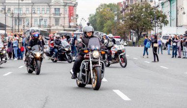 Rusya, Vladivostok, 10/06/2018. Bisikletçileri kentin şehir merkezine (motosiklet) bisiklet sürmek. Bir motosiklet ile bir şehir trafiğinde sürme. Aktif yaşam tarzı, hobi olarak motosiklet.