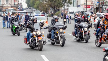 Rusya, Vladivostok, 10/06/2018. Bisikletçileri kentin şehir merkezine (motosiklet) bisiklet sürmek. Bir motosiklet ile bir şehir trafiğinde sürme. Aktif yaşam tarzı, hobi olarak motosiklet.