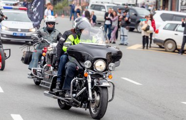 Rusya, Vladivostok, 10/06/2018. Bisikletçileri kentin şehir merkezine (motosiklet) bisiklet sürmek. Bir motosiklet ile bir şehir trafiğinde sürme. Aktif yaşam tarzı, hobi olarak motosiklet.