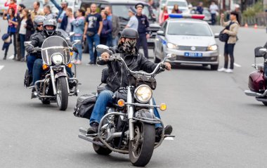 Rusya, Vladivostok, 10/06/2018. Bisikletçileri kentin şehir merkezine (motosiklet) bisiklet sürmek. Bir motosiklet ile bir şehir trafiğinde sürme. Aktif yaşam tarzı, hobi olarak motosiklet.