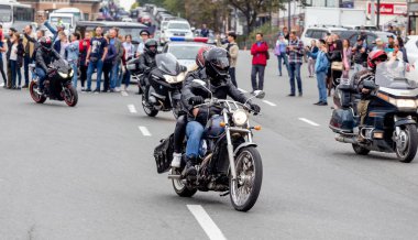 Rusya, Vladivostok, 10/06/2018. Bisikletçileri kentin şehir merkezine (motosiklet) bisiklet sürmek. Bir motosiklet ile bir şehir trafiğinde sürme. Aktif yaşam tarzı, hobi olarak motosiklet.