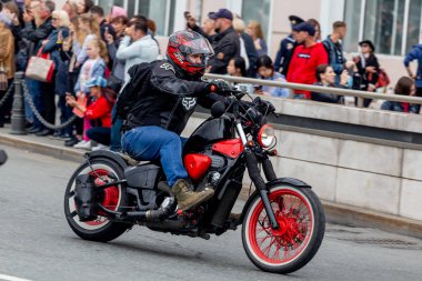 Rusya, Vladivostok, 10/06/2018. Bisikletçileri kentin şehir merkezine (motosiklet) bisiklet sürmek. Bir motosiklet ile bir şehir trafiğinde sürme. Aktif yaşam tarzı, hobi olarak motosiklet.