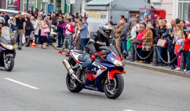 Rusya, Vladivostok, 10/06/2018. Bisikletçileri kentin şehir merkezine (motosiklet) bisiklet sürmek. Bir motosiklet ile bir şehir trafiğinde sürme. Aktif yaşam tarzı, hobi olarak motosiklet.