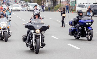 Rusya, Vladivostok, 10/06/2018. Bisikletçileri kentin şehir merkezine (motosiklet) bisiklet sürmek. Bir motosiklet ile bir şehir trafiğinde sürme. Aktif yaşam tarzı, hobi olarak motosiklet.