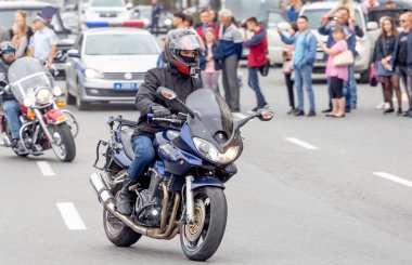 Rusya, Vladivostok, 10/06/2018. Motorcu kentin şehir merkezine (motosiklet) bisiklet sürmek. Bir motosiklet ile bir şehir trafiğinde sürme. Aktif yaşam tarzı, hobi olarak motosiklet.