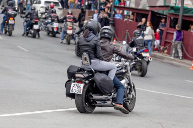 Rusya, Vladivostok, 10/06/2018. Motorcu kentin şehir merkezine (motosiklet) bisiklet sürmek. Bir motosiklet ile bir şehir trafiğinde sürme. Aktif yaşam tarzı, hobi olarak motosiklet.