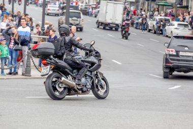 Rusya, Vladivostok, 10/06/2018. Motorcu kentin şehir merkezine (motosiklet) bisiklet sürmek. Bir motosiklet ile bir şehir trafiğinde sürme. Aktif yaşam tarzı, hobi olarak motosiklet.