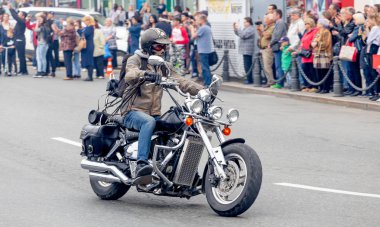 Rusya, Vladivostok, 10/06/2018. Motorcu kentin şehir merkezine (motosiklet) bisiklet sürmek. Bir motosiklet ile bir şehir trafiğinde sürme. Aktif yaşam tarzı, hobi olarak motosiklet.
