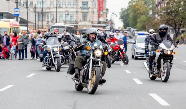 Rosja Władywostok 2018 Rowerzyści Jeżdżą Rowerach Motocykle Centrum Miasta Jazda — Zdjęcie stockowe