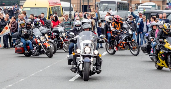 Rusya, Vladivostok, 10/06/2018. Bisikletçileri kentin şehir merkezine (motosiklet) bisiklet sürmek. Bir motosiklet ile bir şehir trafiğinde sürme. Aktif yaşam tarzı, hobi olarak motosiklet.