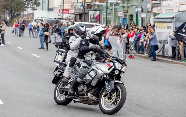 Rosja Władywostok 2018 Rowerzyści Jeżdżą Rowerach Motocykle Centrum Miasta Jazda — Zdjęcie stockowe