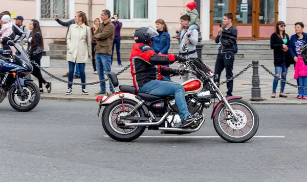 Rosja Władywostok 2018 Rowerzyści Jeżdżą Rowerach Motocykle Centrum Miasta Jazda — Zdjęcie stockowe