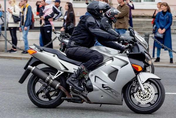 Rosja Władywostok 2018 Rowerzyści Jeżdżą Rowerach Motocykle Centrum Miasta Jazda — Zdjęcie stockowe