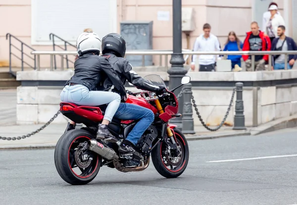 Rússia Vladivostok 2018 Motociclista Monta Moto Motocicleta Centro Cidade Andar — Fotografia de Stock
