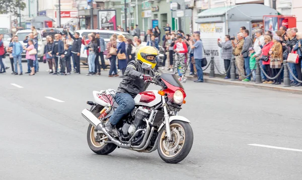 Rosja Władywostok 2018 Rowerzysta Jeździ Rowerem Motocykl Centrum Miasta Jazda — Zdjęcie stockowe