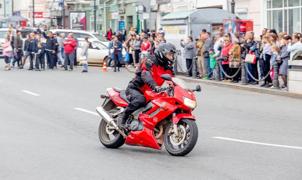 Rosja Władywostok 2018 Rowerzysta Jeździ Rowerem Motocykl Centrum Miasta Jazda — Zdjęcie stockowe