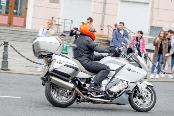 Rússia Vladivostok 2018 Motociclista Monta Moto Motocicleta Centro Cidade Andar — Fotografia de Stock