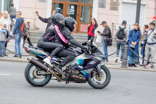 Rusko Vladivostok 2018 Motorkář Jezdí Kolo Motorku Městě Downtown Jízda — Stock fotografie