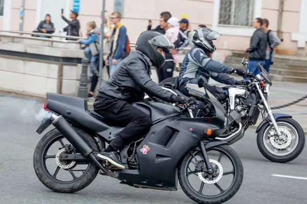 Rusya, Vladivostok, 10/06/2018. Motorcu kentin şehir merkezine (motosiklet) bisiklet sürmek. Bir motosiklet ile bir şehir trafiğinde sürme. Aktif yaşam tarzı, hobi olarak motosiklet.