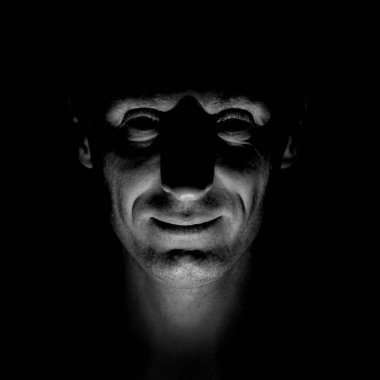 Şık bir yetişkin beyaz adam portresi gülümse. Siyah ve beyaz çekim, düşük anahtar aydınlatma.