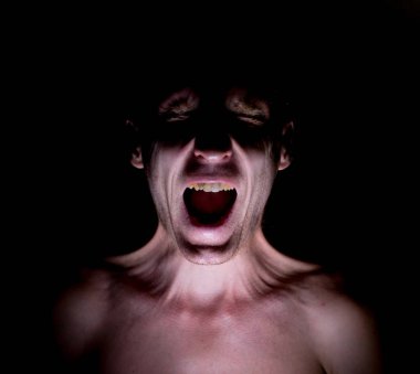 Yetişkin beyaz adam azarlama şık koyu portre.