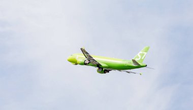 Rusya, Vladivostok, 05/10/2018. Jet yolcu uçağı Airbus A320 S7 havayolu mavi gökyüzünde. Havacılık ve ulaşım.